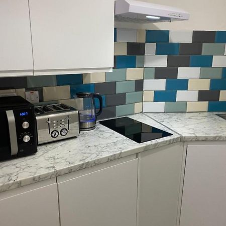 1 Bedroom Luxury Apartments By London City Екстер'єр фото