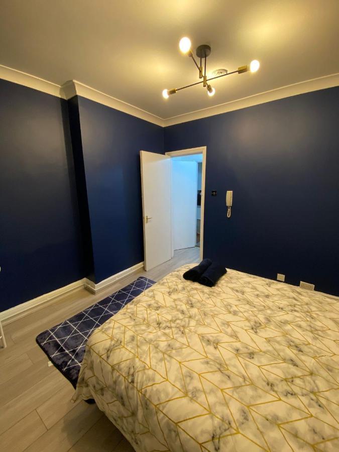 1 Bedroom Luxury Apartments By London City Екстер'єр фото