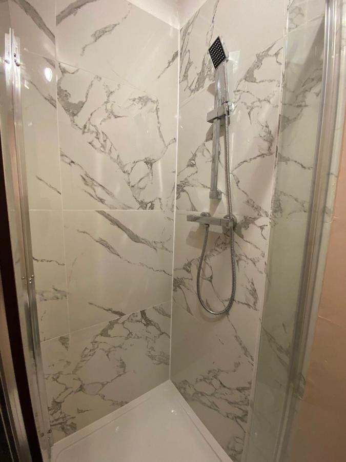 1 Bedroom Luxury Apartments By London City Екстер'єр фото