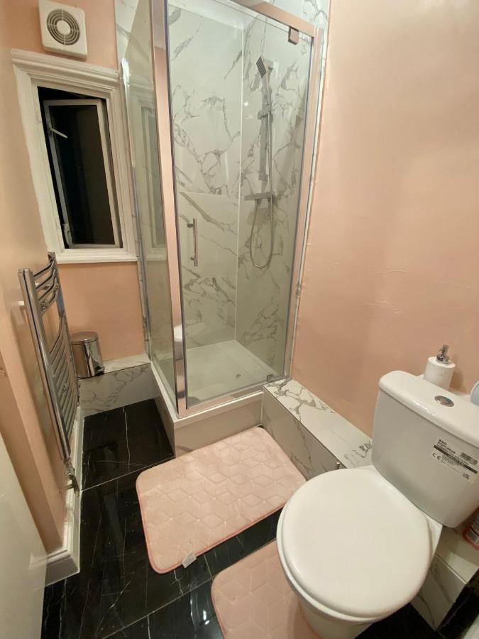 1 Bedroom Luxury Apartments By London City Екстер'єр фото