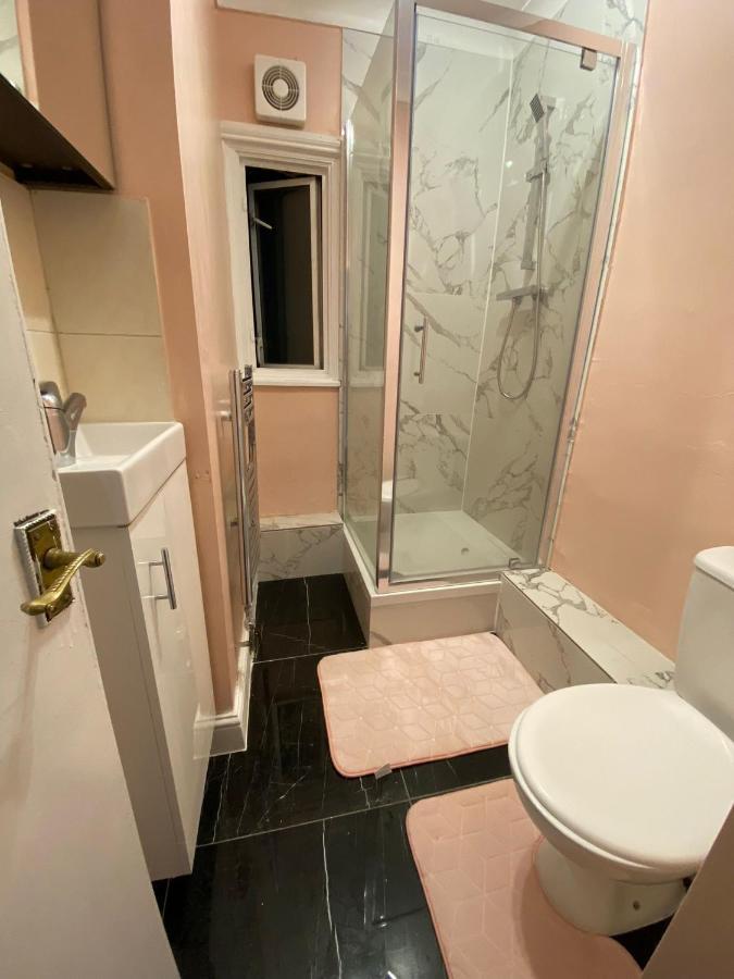1 Bedroom Luxury Apartments By London City Екстер'єр фото