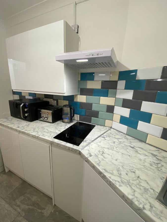 1 Bedroom Luxury Apartments By London City Екстер'єр фото