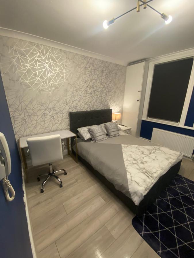1 Bedroom Luxury Apartments By London City Екстер'єр фото