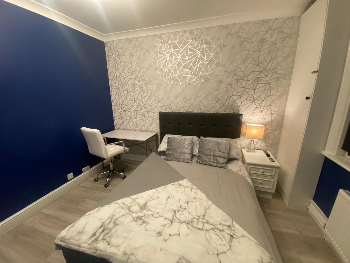 1 Bedroom Luxury Apartments By London City Екстер'єр фото
